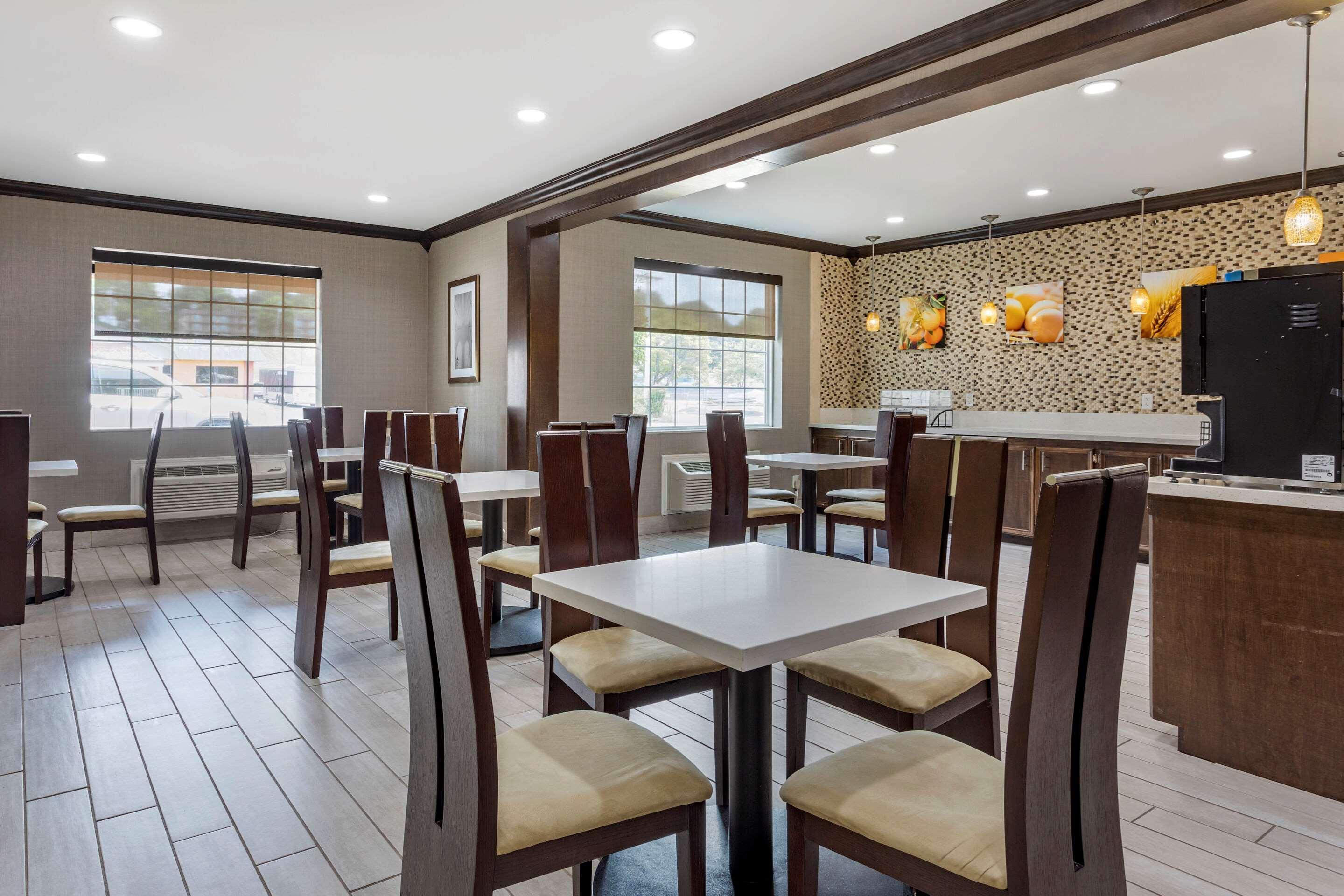 Comfort & Jfk Blvd Hotel 2*