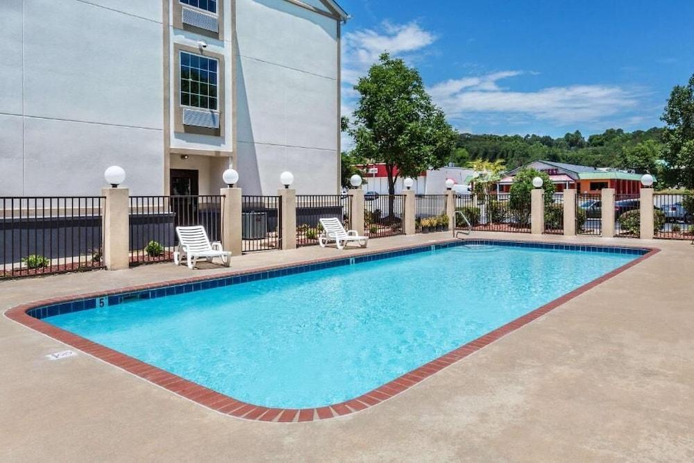 Comfort & Jfk Blvd Hotel 2*